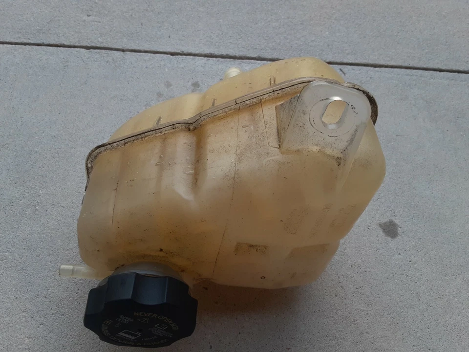 2008-2012 CHEVROLET MALIBU RESERVATÓRIO DE TRANSBORDAMENTO DE LÍQUIDO DE ARREFECIMENTO # 15908178 FABRICANTE DE EQUIPAMENTO ORIGINAL* - Imagem 3 de 4