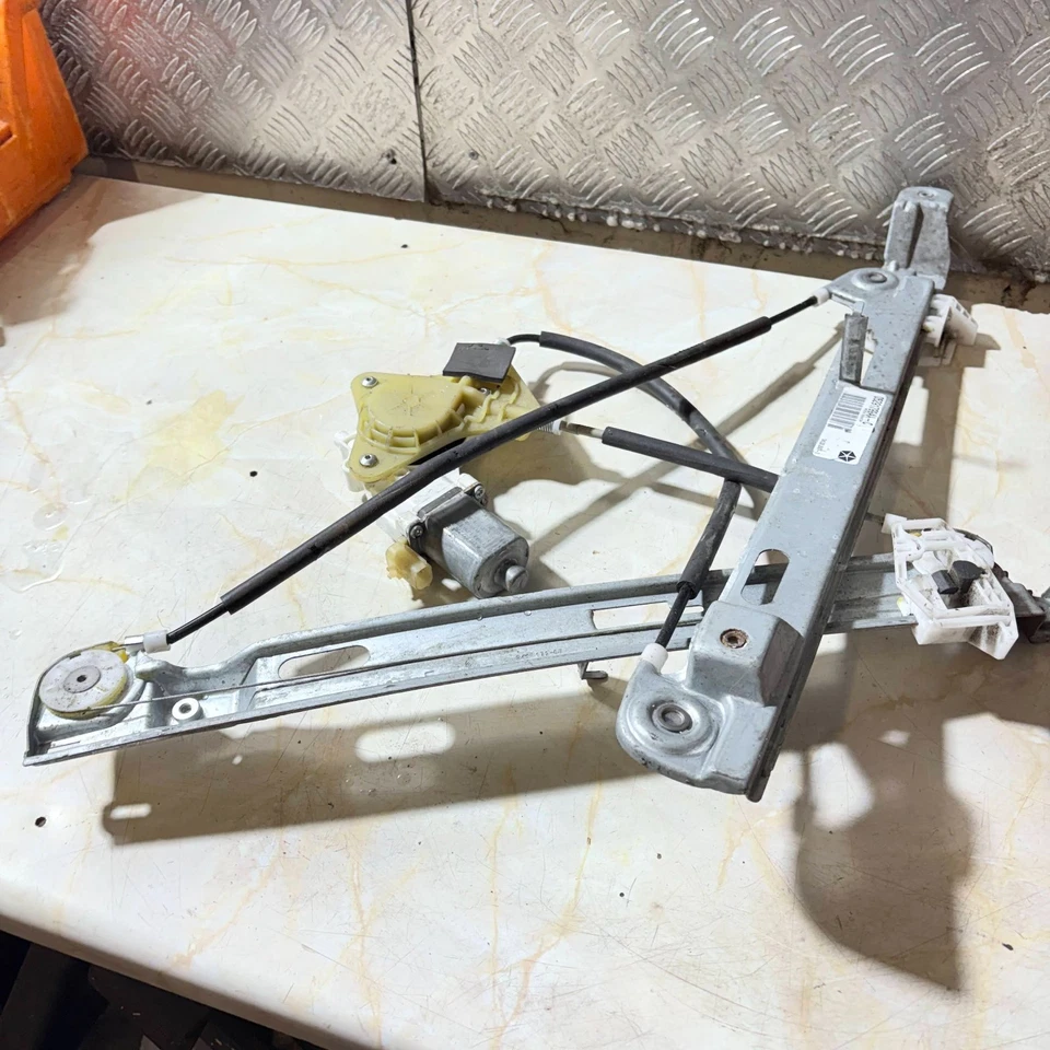 JEEP PATRIOT FRONT LEFT  DOOR WINDOW REGULATOR & MOTOR 2007-2011 05291799AA, - Image 2 of 4