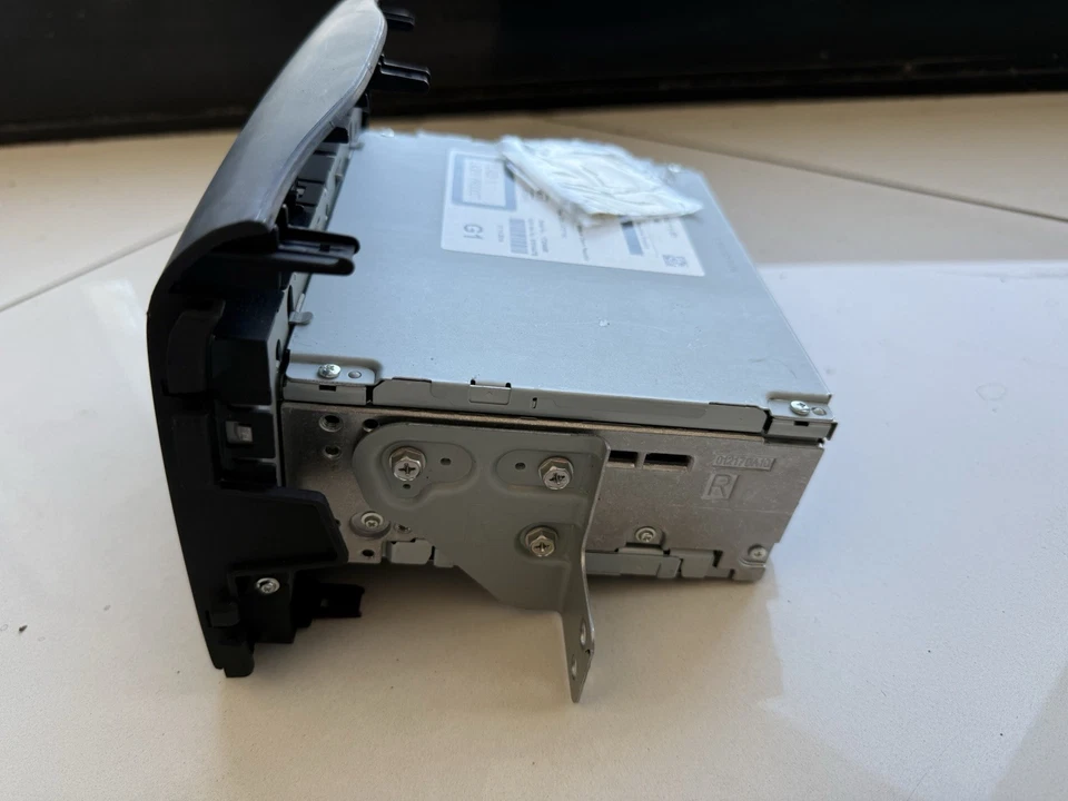 AUTORADIO Originale 2 DIN MP3 - HONDA CR-V 4a SERIE 39100-T1G-G210-M1 - Immagine 2 di 4