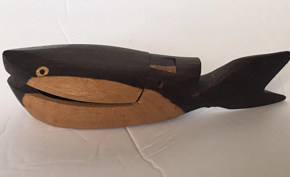 Caja porta gemelos accesorios de madera tallada en forma de pez para hombre de colección años 50’s Foto 2 de 4