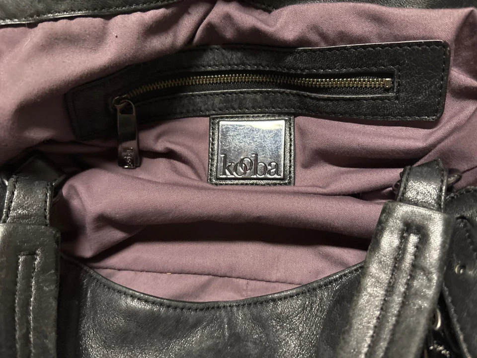 Bolso de Hombro Hobo Grande de Cuero Granulado Negro KOOBA Jonnie Bolsillo Exterior con Cremallera Foto 3 de 4