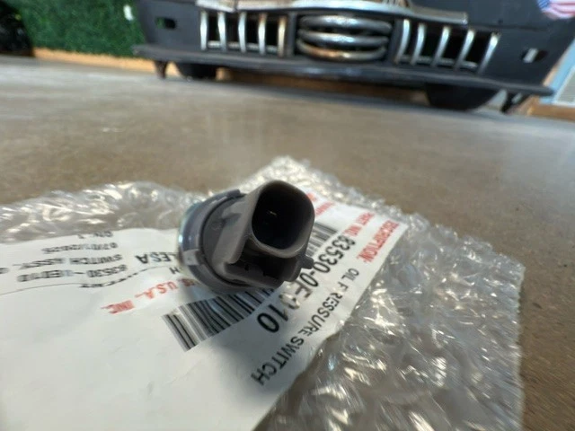(1) Genuine Toyota Lexus Oil Pressure Sensor Switch Assy 83530-60020 - Image 2 of 3