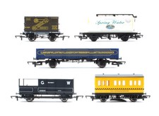 HORNBY 'OO' GAUGE RAKE OF 5 - ASSORTED WAGONS & TRACK CLEANING COACH