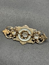 BROCHE PLAQUÉE OR SERTIS DE PIERRES TAILLÉES, NACRE, XIX OU DÉBUT XXeme , BIJOU