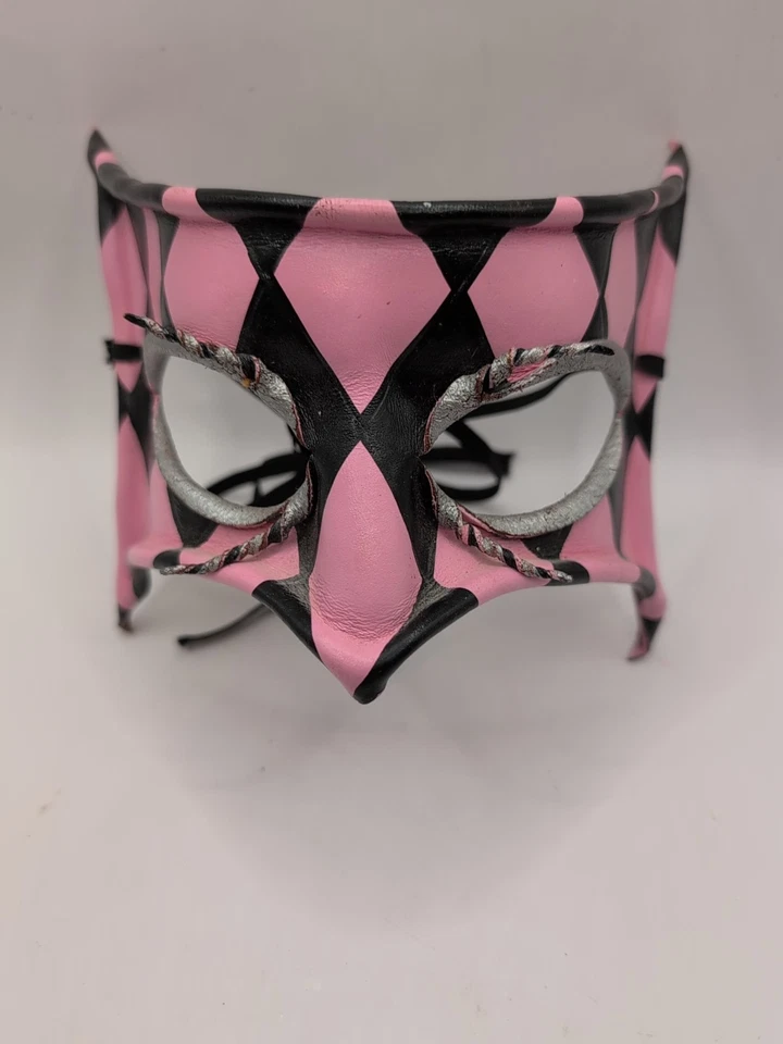 Máscara facial Jim Gibeault de cuero para teatro pintada a mano Mardi Gras arlequín rosa negro Foto 2 de 4