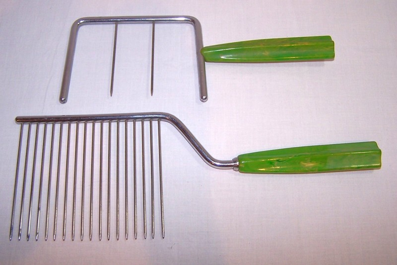 Vintage Marbleized Green Bakelite Handle Cake Slicer & Cheese Slicer!