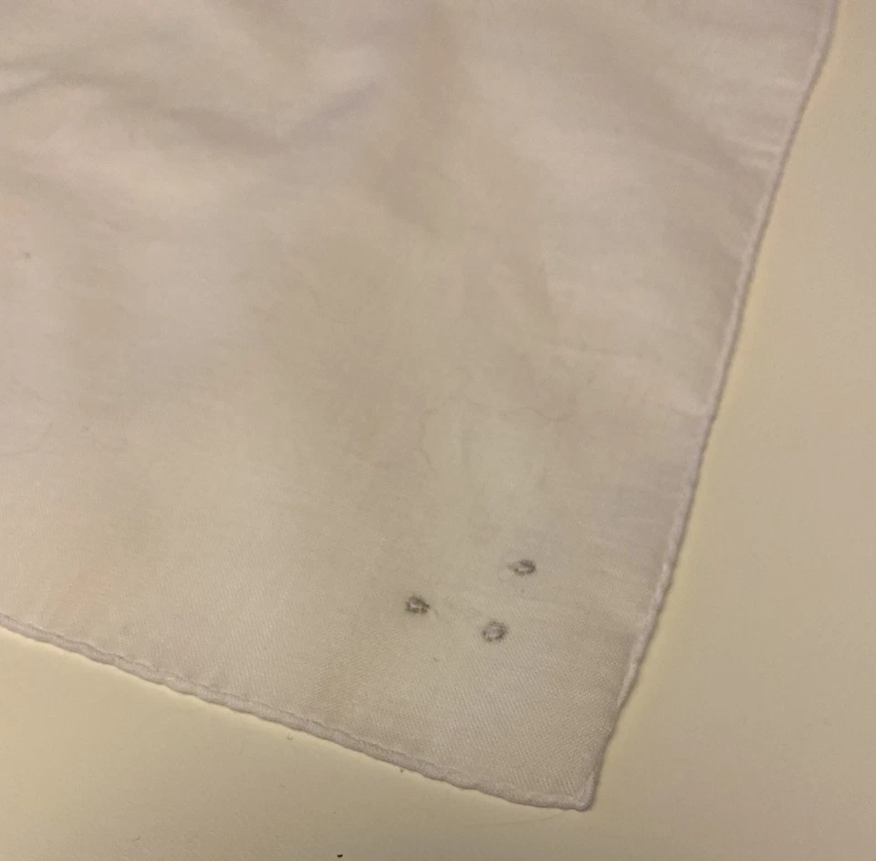 Pañuelo de algodón bordado abierto blanco con plata de colección aniversario de boda Foto 4 de 4