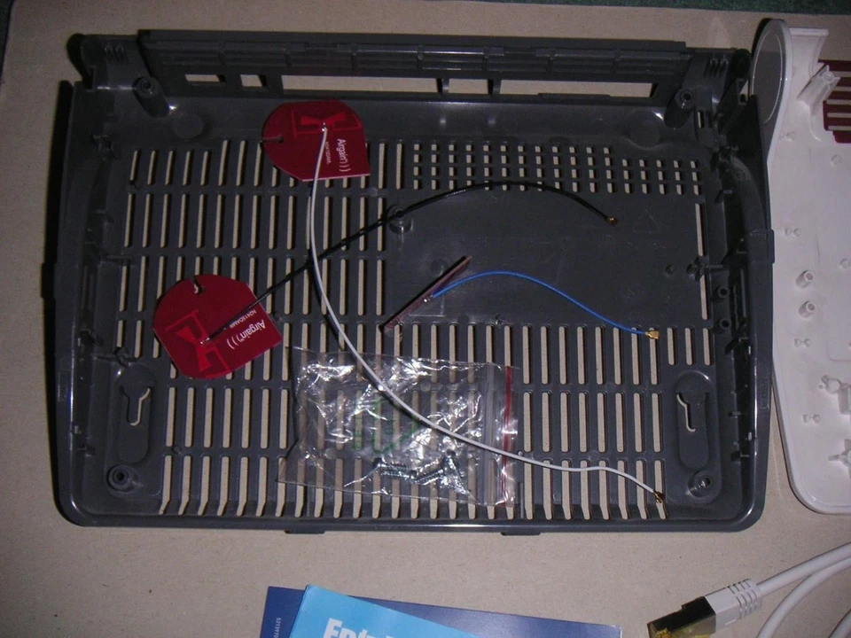 Fritzbox 7590 leeres Gehäuse Antennen und Kabel Adapter - Bild 2 von 4