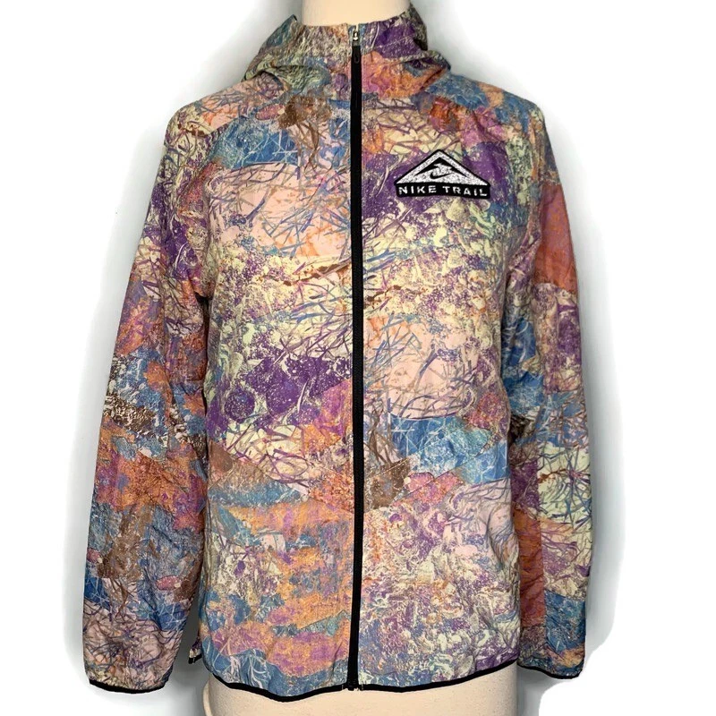 Nike Trail Shield Women’s Windrunner Packable Full Zip Hoodie Lightweight Jacket
Opens in a new wind