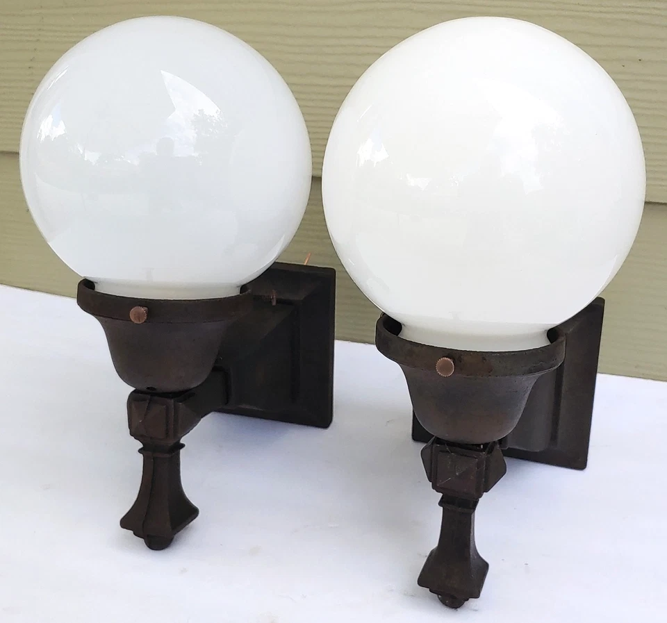 Par de auténticas luces antiguas de aplique de pared de hierro fundido cableadas globos de vidrio esmerilado de 6" Foto 2 de 4