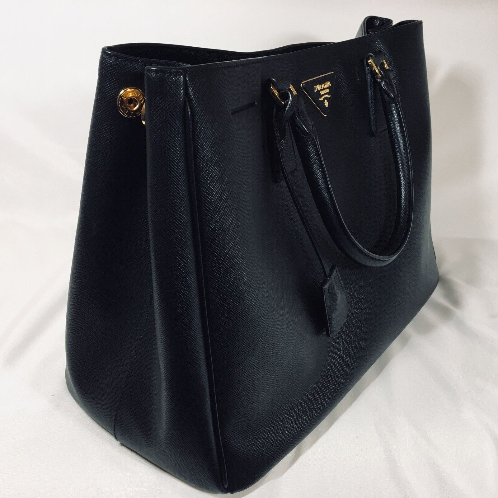 Prada bag Saffiano Light Frame model second hand Lysis