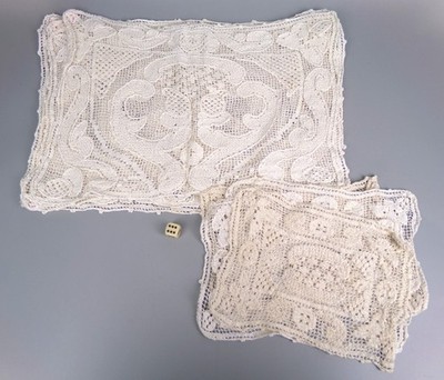 Antike gehäkelte Tischsets Tischsets Untersetzer. Cremefarbene Spitzendeckchen x 9. Vintage.
