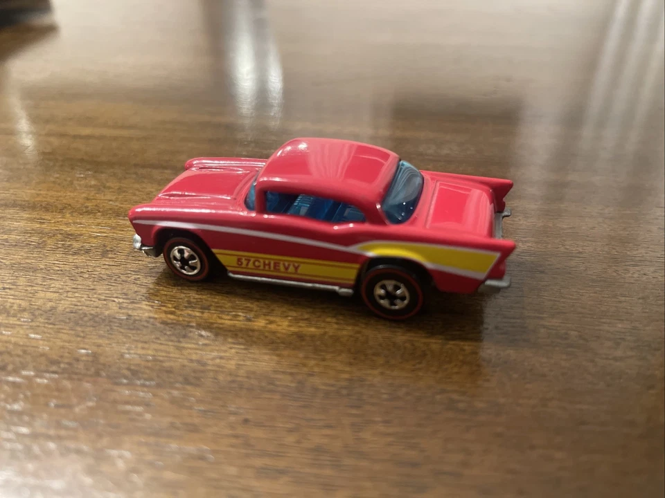 复古 1975 风火轮 Redline '57 雪佛兰红色中国罕见蓝色色调黄色贴花 — 第 3/4 张图片