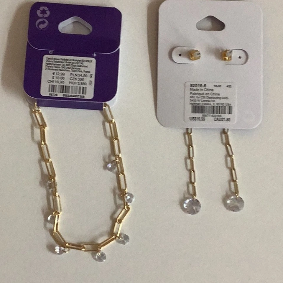 Juego de pulsera y pendientes de cadena de circonitas cúbicas de oro de Claire's. Nuevo en paquete. Foto 4 de 4