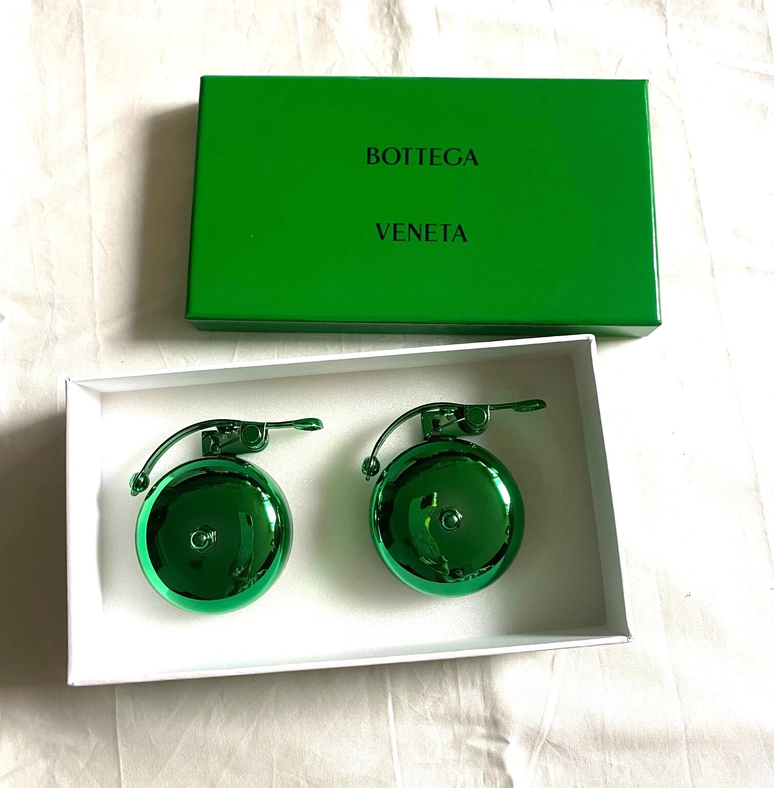 Campanelli bici cinesi San Valentino Bottega Veneta 2022 per cappotto a cassetta imbottiti