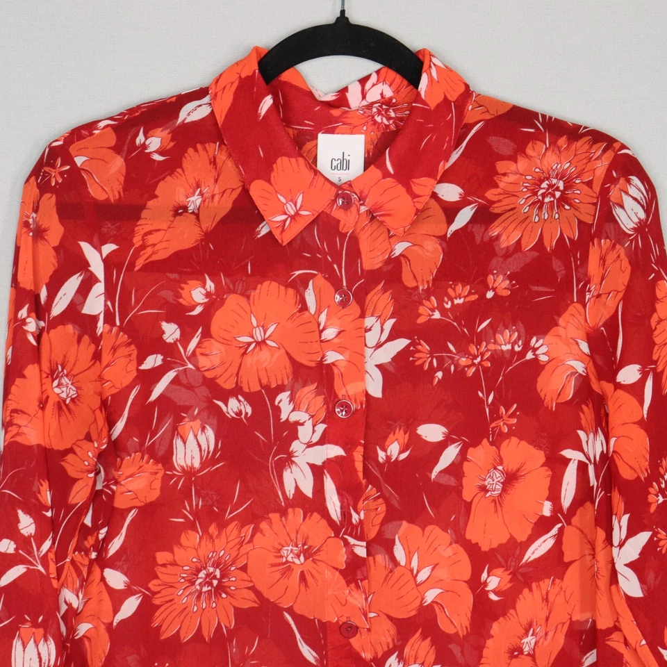 Blusa con botones Cabi para mujer talla S roja Hothouse floral botón transparente manga larga Foto 2 de 4