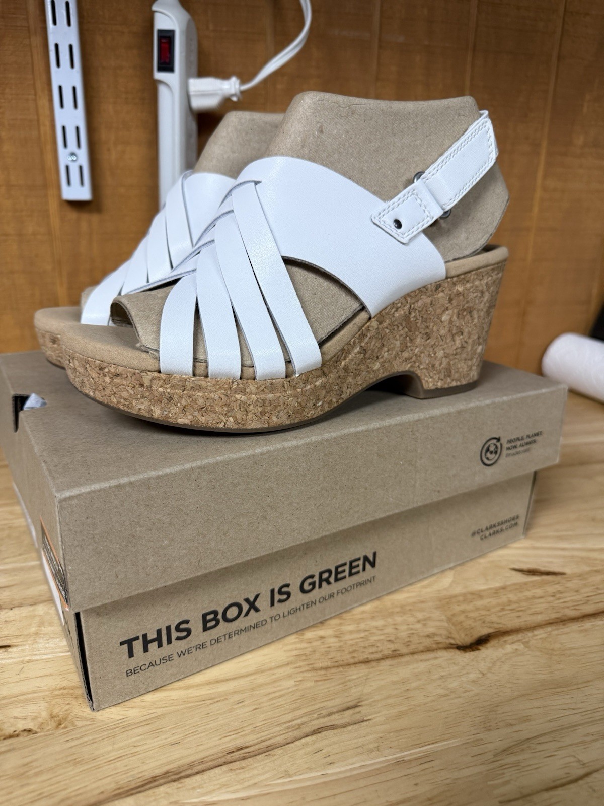 Clarks Giselle White Leather Womens Size 7.5 Wide Wedge Sandals Strappy NEW