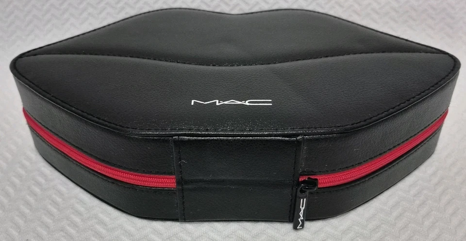 Estuche de cosméticos MAC Cosmetics con forma de labios | Cuero sintético negro | Cremallera roja Foto 4 de 4