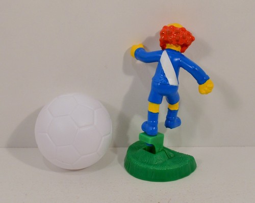 RARE 2002 Willie 4" Burger King EUROPE Soccer Action Figure Simpsons - Picture 5 of 9