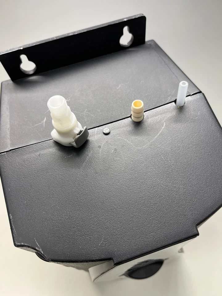 Tanque dispensador de agua caliente instantáneo de un solo mango Insinkerator HWT-C1300 Foto 3 de 4