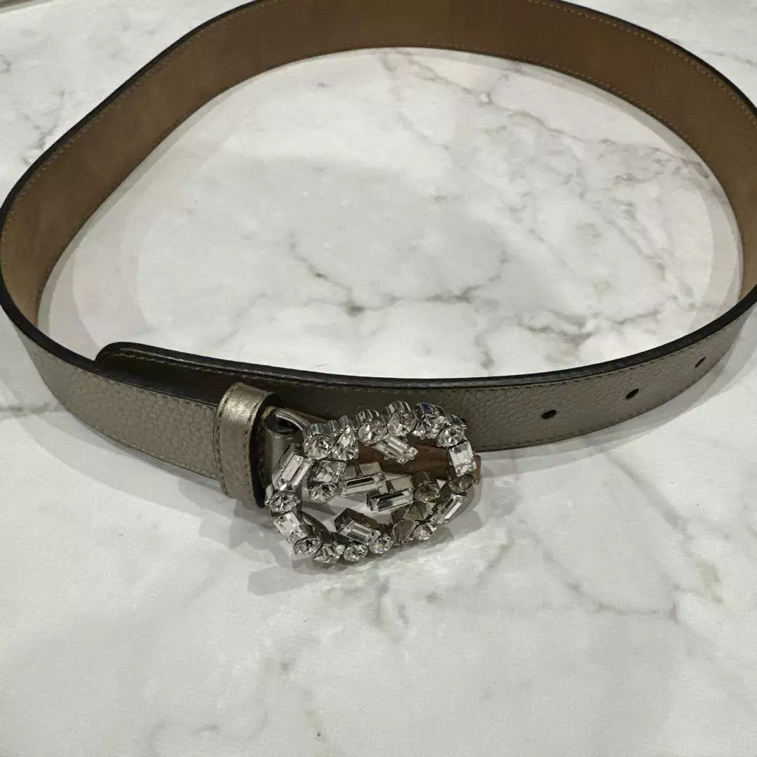 Ceinture G imbriquée GUCCI cuir gris doré avec boucles cristal