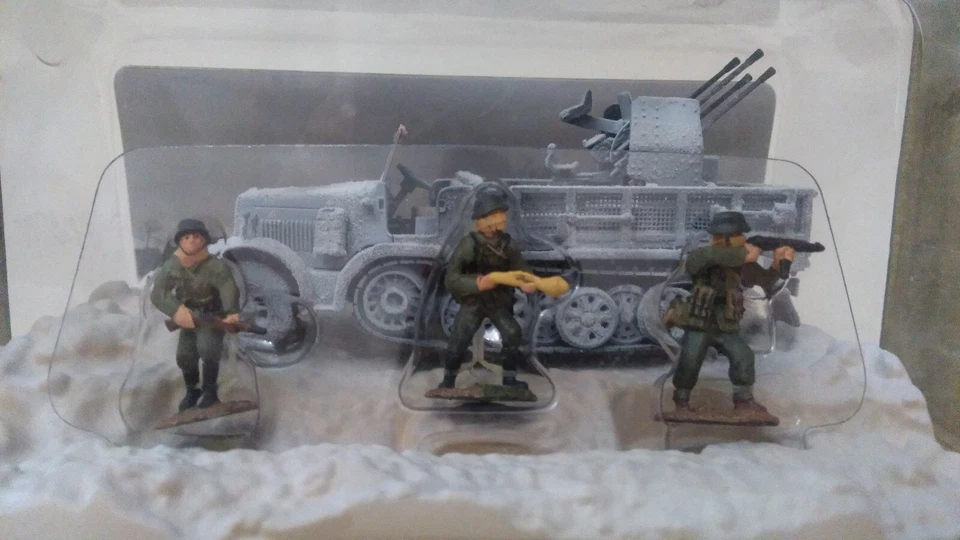 SD KFZ 7/1 Anti- Aircraft Gun and 3 German Infantry figures 1:50, CORGI - Image 2 of 4