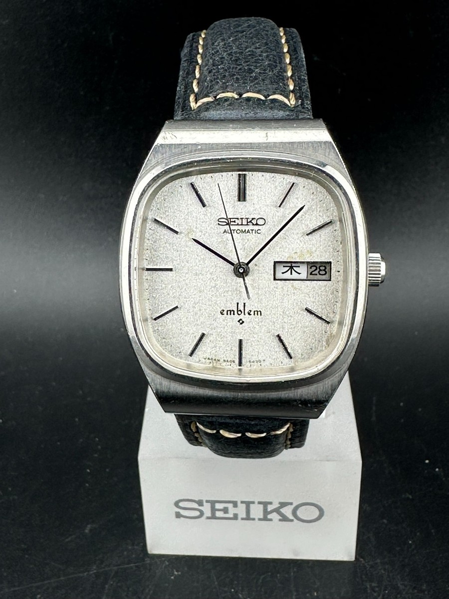 SEIKO 1975年 高級クォーツ フルオリジナル 特殊色 1975 Seiko Emblem Men's Automatic Day Date Eng/Kanji SIlver Dial