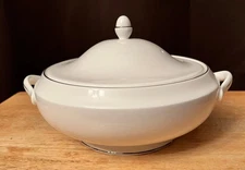 EUC Wedgwood Signet Platinum Round Covered Casserole Vegetable Tureen w/ Handles