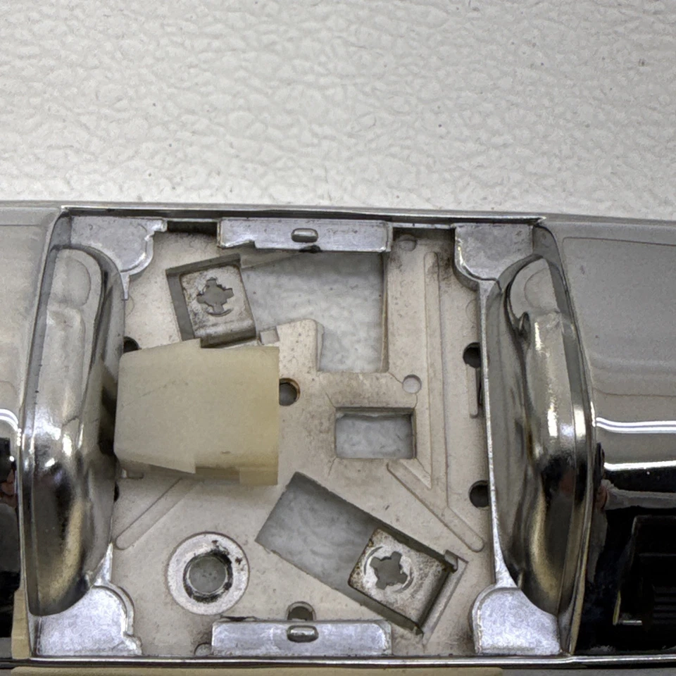 Ford F-150 F-250 F-350 Bronco 1980-1996 y más luz domo cromada superior OEM Foto 2 de 4