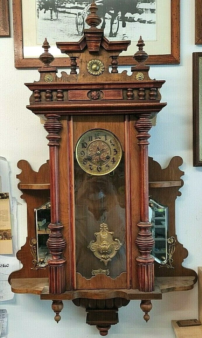 Antico orologio a pendolo da muro, in legno circa 1900 funzionante.