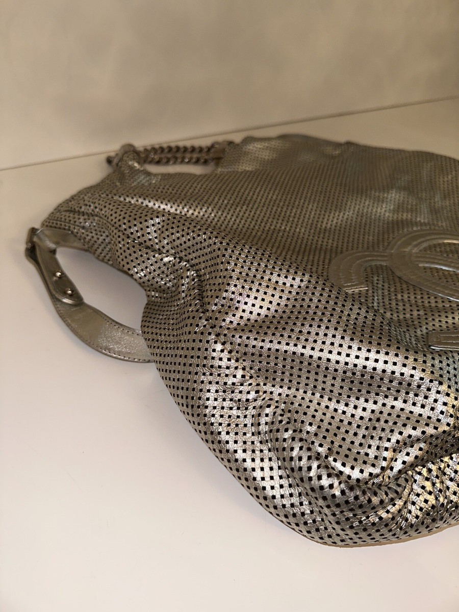 CHANEL ボディバッグ　シルバー CHANEL ボディバッグ シルバー Clutch with chain - メタリック