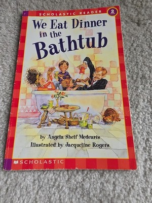 We Eat Dinner In The Bathtub (level 2) (Scholastic Reader, Level 2) Rogers