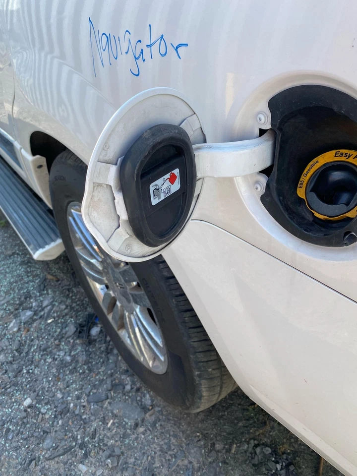 Gas Fuel Door LINCOLN NAVIGATOR 98 - 17 Foto 2 de 2