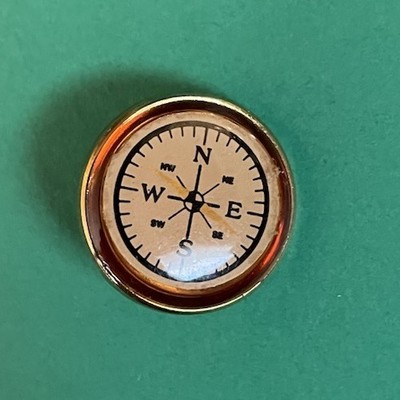 NEW VERBAL N E W S 3/4  COMPASS GOLD TONE PLASTIC SHANK CRAFT BUTTON-Z215
