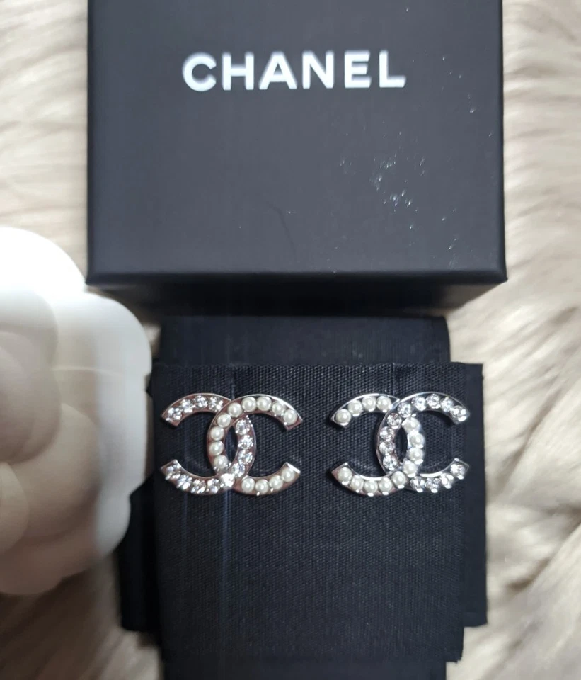 CHANEL LARGE CC SILVER EARRINGS - Image 4 of 4