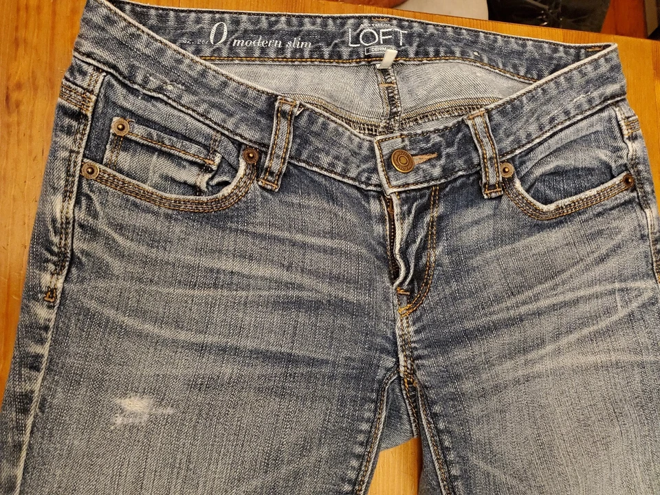 JEANS RECTOS ANN TAYLOR LOFT LAVADOS LIGEROS DESCOLORIDOS Y LIGERAMENTE DESGASTADOS Talla 0 Foto 4 de 4