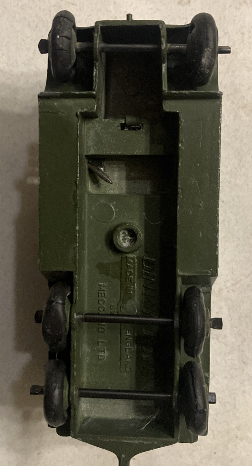 A Dinky Toys Medium Tank Set (151). Comprising; Medium Tank (151a), Transport Wagon (151b), Cooker T
