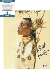 SINGER FKA TWIGS (TAHLIAH BARNETT) SIGNED AUTHENTIC 8X10 PHOTO BECKETT COA LP1 