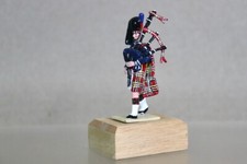 BRITAINS RE PAINTED BRITISH BLACK WATCH HIGHLAND PIPER MARCHING od