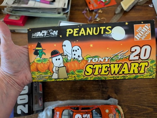 Tony Stewart 20 Peanuts car 2002 Grand Prix 1:24 - Picture 7 of 8