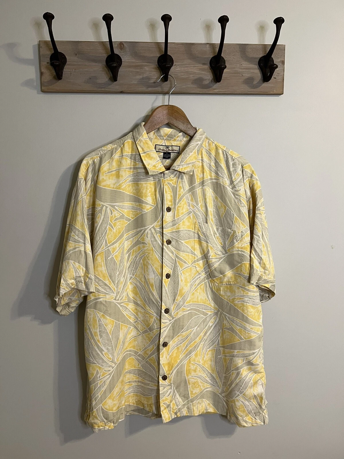 Tommy Bahama Silk Hawaiian Shirt Yellow Gray Leaf Palm Fronds Mens XL Excellent
Opens in a new windo