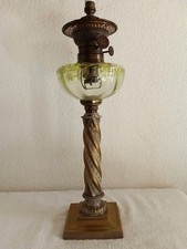 LAMPE A PETROLE  EN BRONZE ET VERRE VERT FLEURI MONTE A L 'ELECTRICITE OIL LAMP