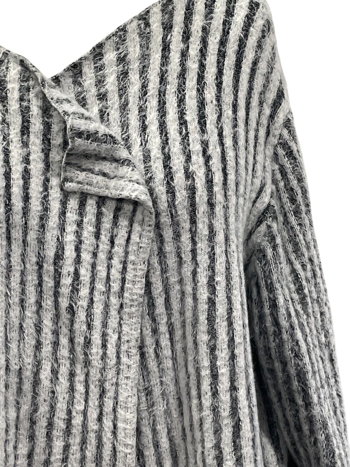 Suéter cárdigan a rayas gris y blanco Cato para mujer talla grande 22/24W Foto 2 de 4