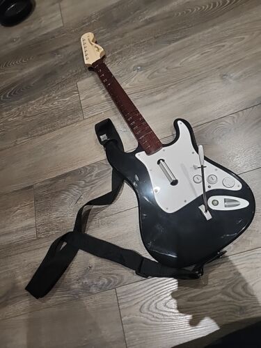 Guitare sans fil Xbox 360 Rock Band Fender Stratocaster XBGTS2 AVEC SANGLE FONCTIONNE LIRE - Photo 1 sur 18