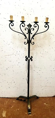 lampadaire renaissance fonte de fer martelé quatre bras de lumière . XX siècle . - Photo 1/4