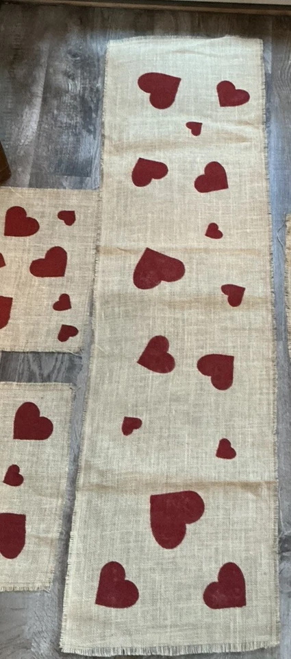 Juego de 4 corazones rojos estampados de San Valentín en tela de arpillera natural Foto 3 de 4