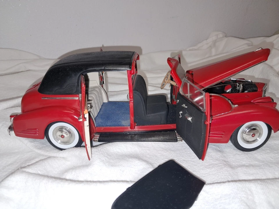 Signature 1/18 Scale 1938 Cadillac V16 Fleetwood - Red Collectible - Image 4 of 4