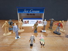 Scalextric Compatible 1:32 Ice Cream Kiosk plus 11 Figures