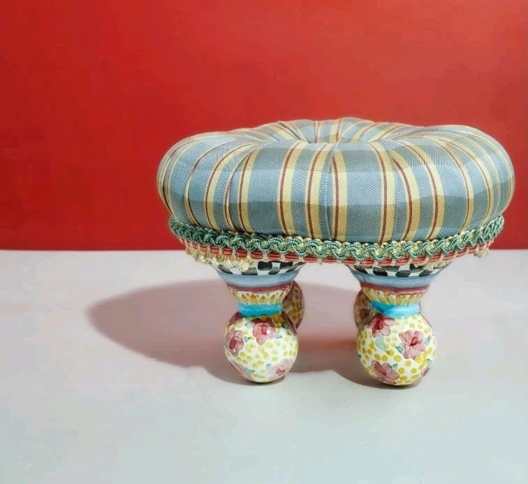 Reposapiés Mackenzie Childs miniatura de tuffet H 3 1/2" de diámetro 5 3/4"  Foto 2 de 4