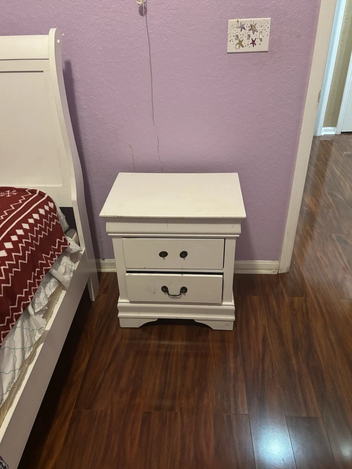 Juego de dormitorio (colchón, tocador, mesita de noche incluida)(tamaño de cama: completo) Foto 2 de 4